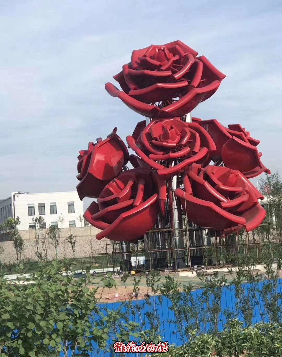 紅色玫瑰不銹鋼創(chuàng)意雕塑——美化廣場，增添驚喜