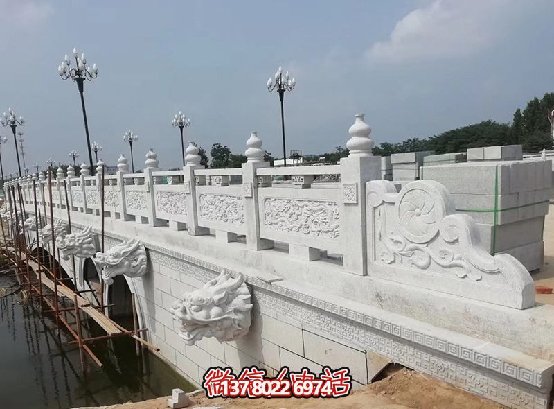 精美漢白玉石拱橋，融龍紋雕刻欄桿