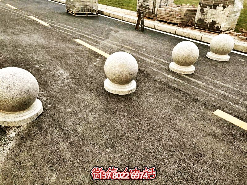 球形路障，為小學(xué)路邊擺放的安全隔離車