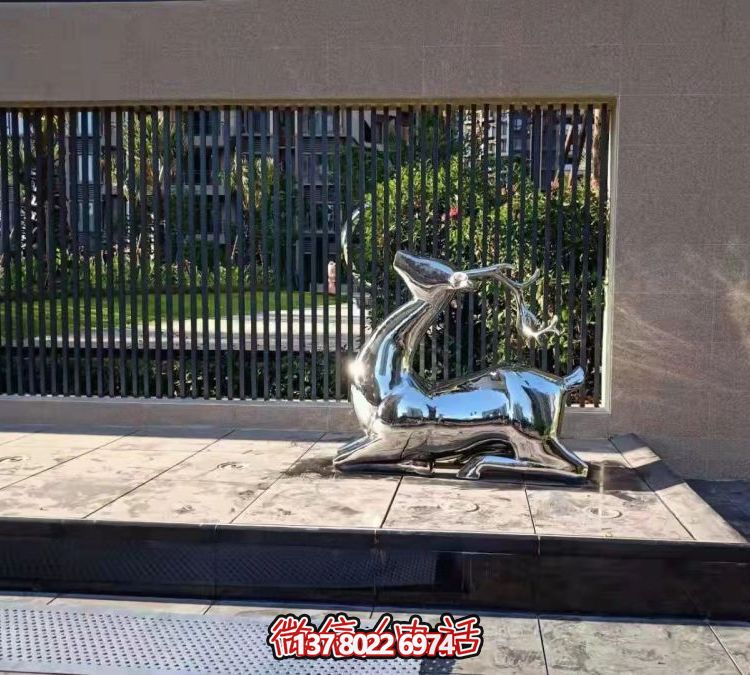 抬頭跪地鹿雕塑，地產(chǎn)售樓部鏡面不銹鋼鹿動物擺件